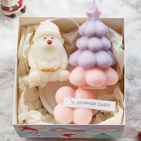 Detaliu lumânări artizanale pastel – brăduț mov, Moș Crăciun auriu și lumânare florală roz