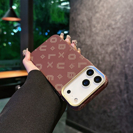 Carcasa Magnetica, Vivimall, din Fibra de Carbon, pentru iPhone 17 Pro Max, Maro - vivimall.ro