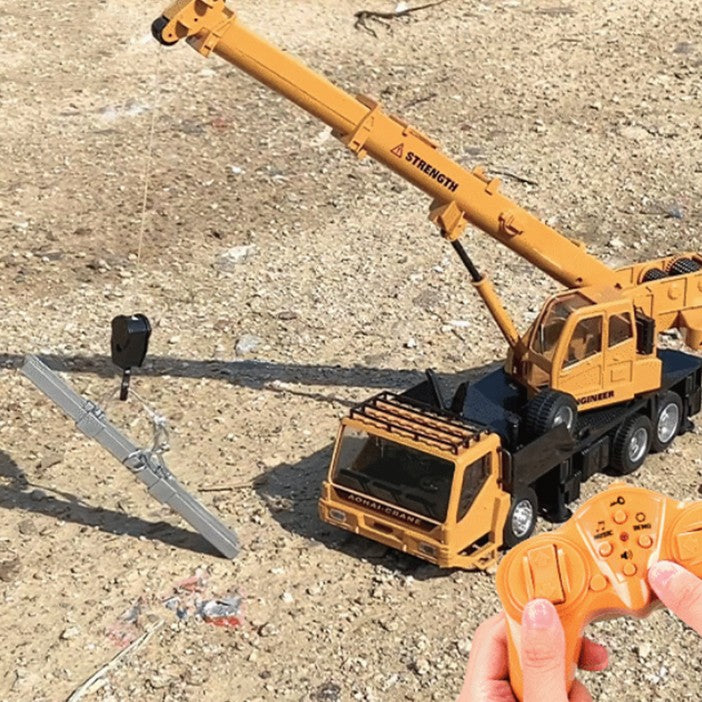 Macară jucărie de construcție galbenă cu inscripția Engineer, vedere laterală șasiu și cabină