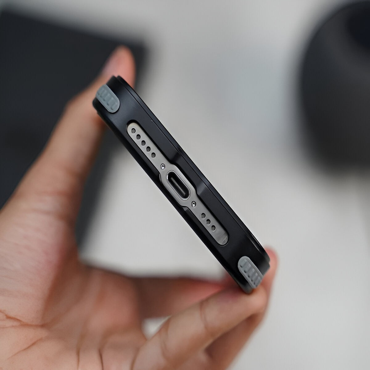 Husă protecție iPhone 15 Pro Max piele neagră, decupaje precise pentru butoane și port Lightning