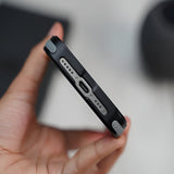 Detaliu textură piele ecologică antialunecare husă neagră iPhone 15 Pro, vedere de aproape