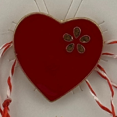 Martisor pentru copii, Jolie, Material Metal, Ambalaj Carton cu Design, Dimensiune Brosa Aproximativ 2x2 cm, Multicolor, Model Inima Rosie - vivimall.ro