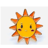 Broșă mărțișor pentru copii din metal multicolor, model 13, dimensiune 2x2 cm, ambalaj carton cu design