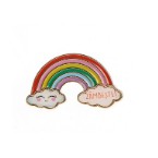 Mărțișor broșă pentru copii din metal multicolor, model 14, ambalat în cutie carton cu design festiv, dimensiune 2x2 cm