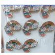 Broșă mărțișor pentru copii din metal multicolor, model 15, dimensiune 2x2 cm, ambalaj carton decorativ
