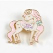 Mărțișor broșă pentru copii din metal multicolor, model 18, dimensiune 2x2 cm, ambalaj cutie carton decorativă