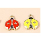 Broșă mărțișor pentru copii din metal, multicolor, model 31, dimensiune 2x2 cm, ambalaj carton cu design festiv