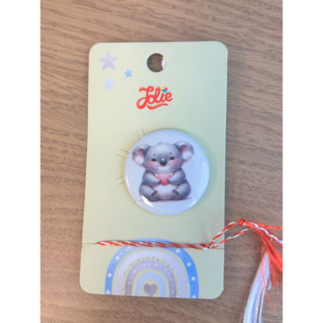Broșă mărțișor model Koala din metal pentru copii, ambalaj cutie carton cu design, vedere frontală