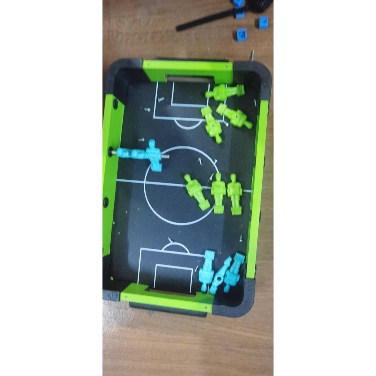 Masa De Fotbal Cu Teren Si 12 Jucatori 4 Manere, Cu Tablou Scor, Din Metal Si Abs, Design , Pentru Copii/Adulti, Verde, Resigilat - vivimall.ro