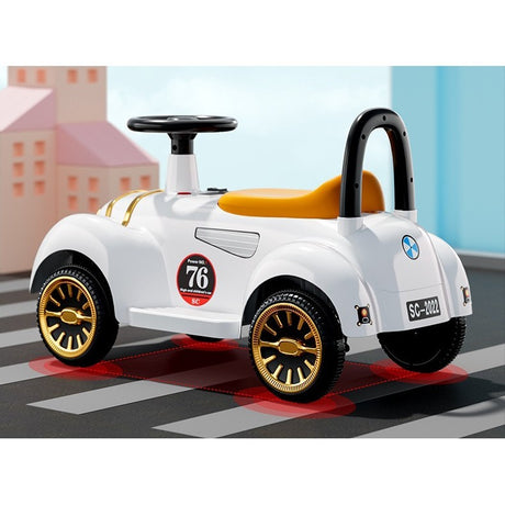 Mașinuță electrică copii model retro alb, faruri LED față aprinse, sistem lumini și sunet