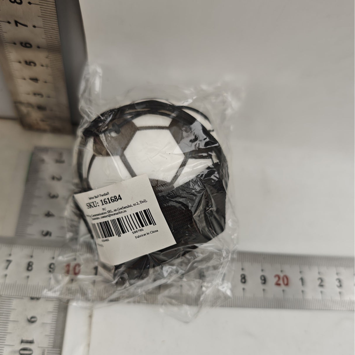 Minge de fotbal elastică Space Moon Ball 66 mm alb-negru, vedere laterală cu detaliu forme neregulate suprafață