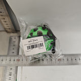Minge antistres Space Moon Ball verde ținută în mână, demonstrând dimensiunea compactă de 66 mm