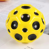 Minge hiperelastică galbenă 66 mm Space Moon Ball ținută în mână, perspectivă laterală