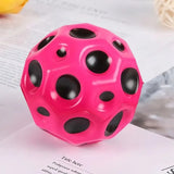 Minge antistres Space Moon Ball roz ținută în palmă, perspectivă laterală, diametru 66 mm