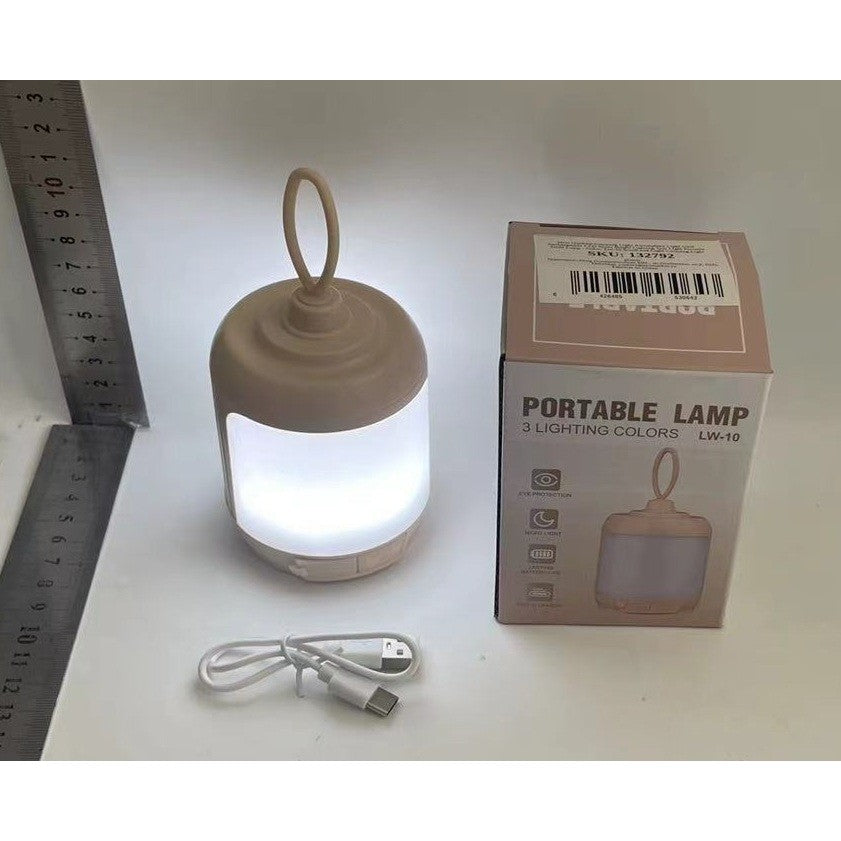 Lampă LED portabilă camping cu port USB Type C, detaliu conector încărcare și buton pornire