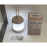 Lampă LED portabilă camping cu port USB Type C, detaliu conector încărcare și buton pornire
