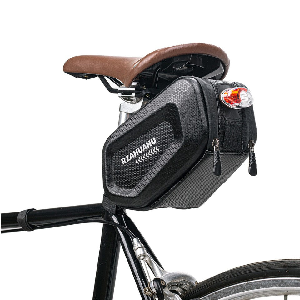 Borseta Pentru Bicicleta Hard Shell, Material Piele Artificiala Si Carbon, Prindere De Sa, Capacitate 2L, Impermeabila