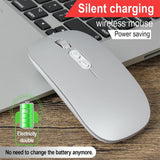 Mouse Flippy M103 argintiu utilizat pe birou, compatibil Windows și macOS