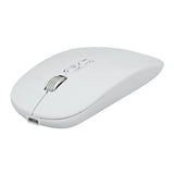 Mouse Flippy M103 alb în mână, demonstrând dimensiunile de 113 × 57 mm și greutatea ușoară
