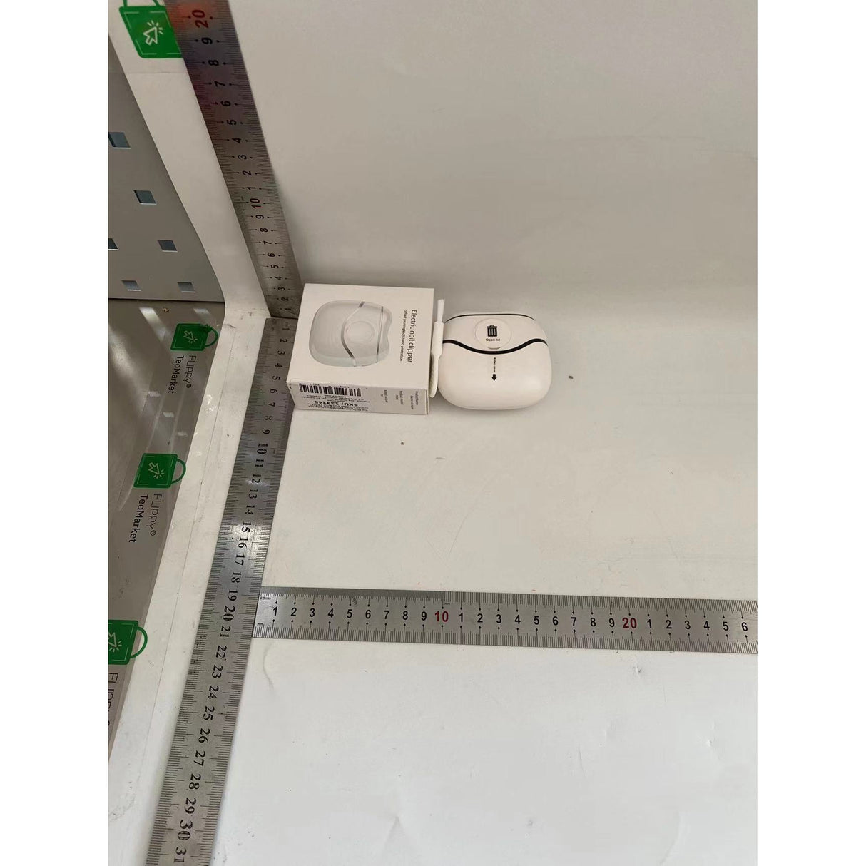 Unghiera Electrica, Vivimall, Aparat de Tuns Unghiile pentru Copii si Adulti, Portabila cu 2 Baterii AA, Zgomot redus 50 db, 7.4 x 7.3 x 3 cm, Alb Negru