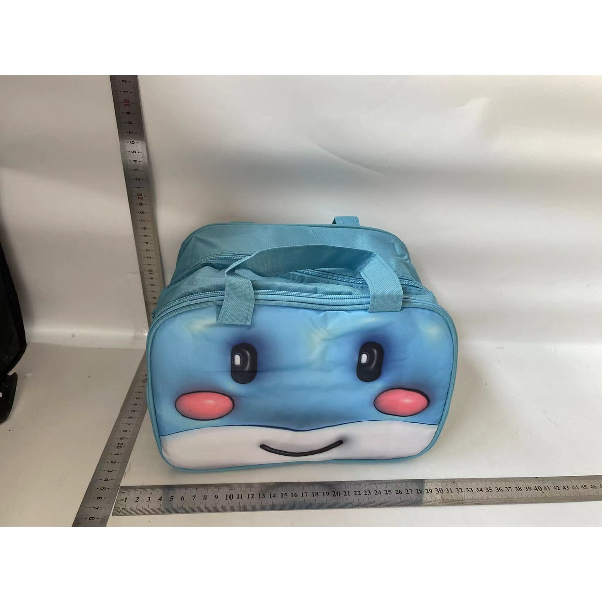 Geantă Frigorifică, Vivimall, cu Desene Animat 3D, Portabilă pentru Copii, de Prânz, din Pânză Oxford, 27.5x18x20 cm, Model Balena, Albastru - vivimall.ro