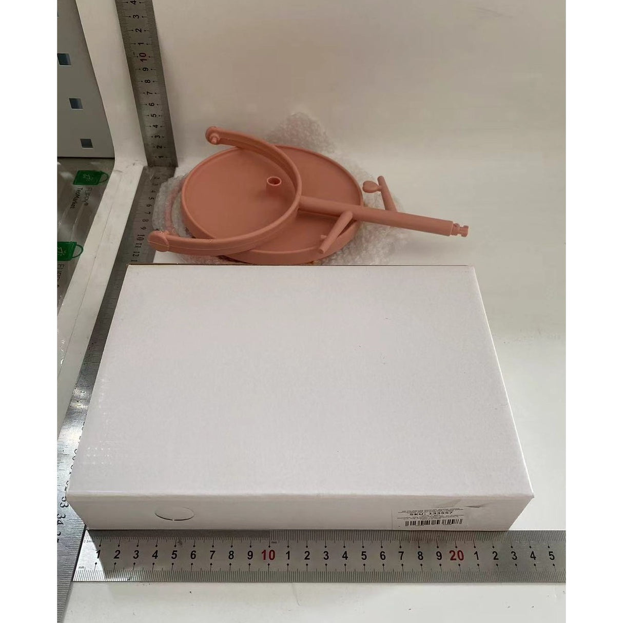 Oglina Cosmetica cu Picior, Vivimall, HD, Rotire 360 Grade, 15 cm Diametru, Suport Bijuterii Baza Rotunda + 2 Brate, Model cu Urechi, 31 x 14.5 x 15 cm, din Plastic, Roz/Galben - vivimall.ro