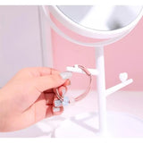 Oglina Cosmetica cu Picior, Vivimall, HD, Rotire 360 Grade, 15 cm Diametru, Suport Bijuterii Baza Rotunda + 2 Brate, Model cu Urechi, 31 x 14.5 x 15 cm, din Plastic, Alb - vivimall.ro