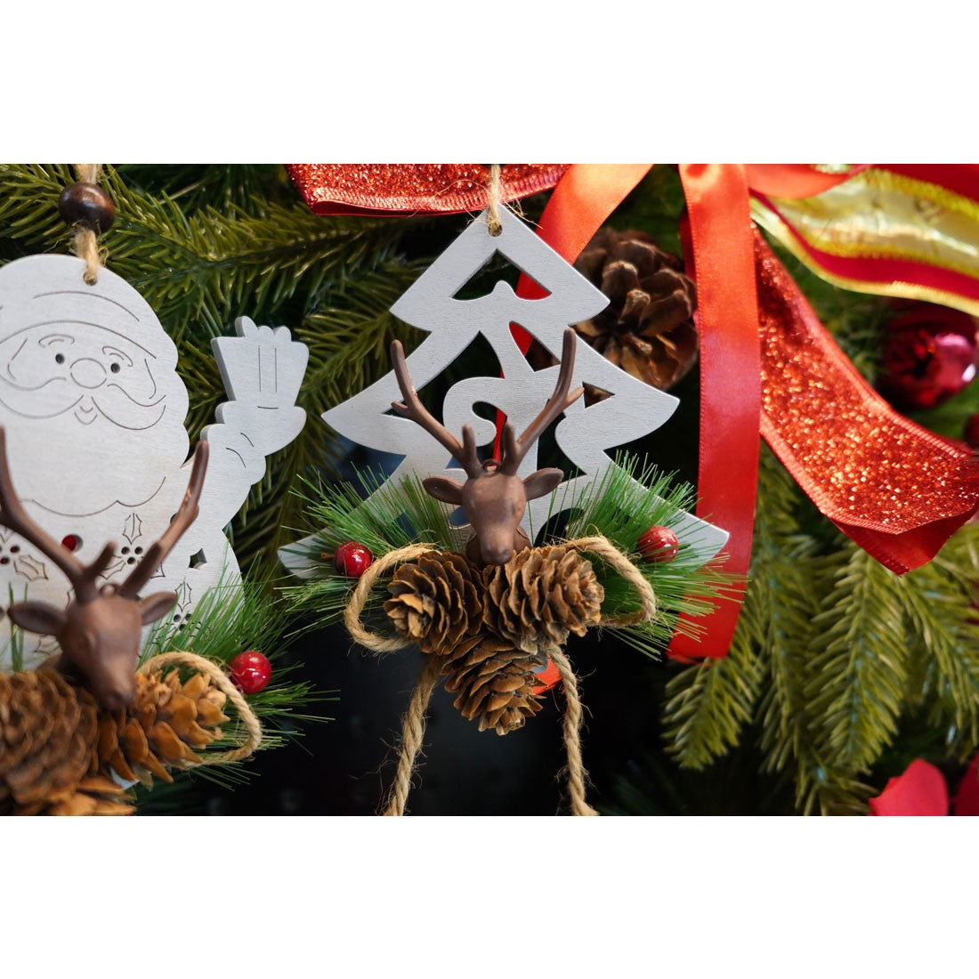 Ornament de brad cerb cu pom de craciun, Flippy, multicolor, lemn, 18 cm - vivimall.ro