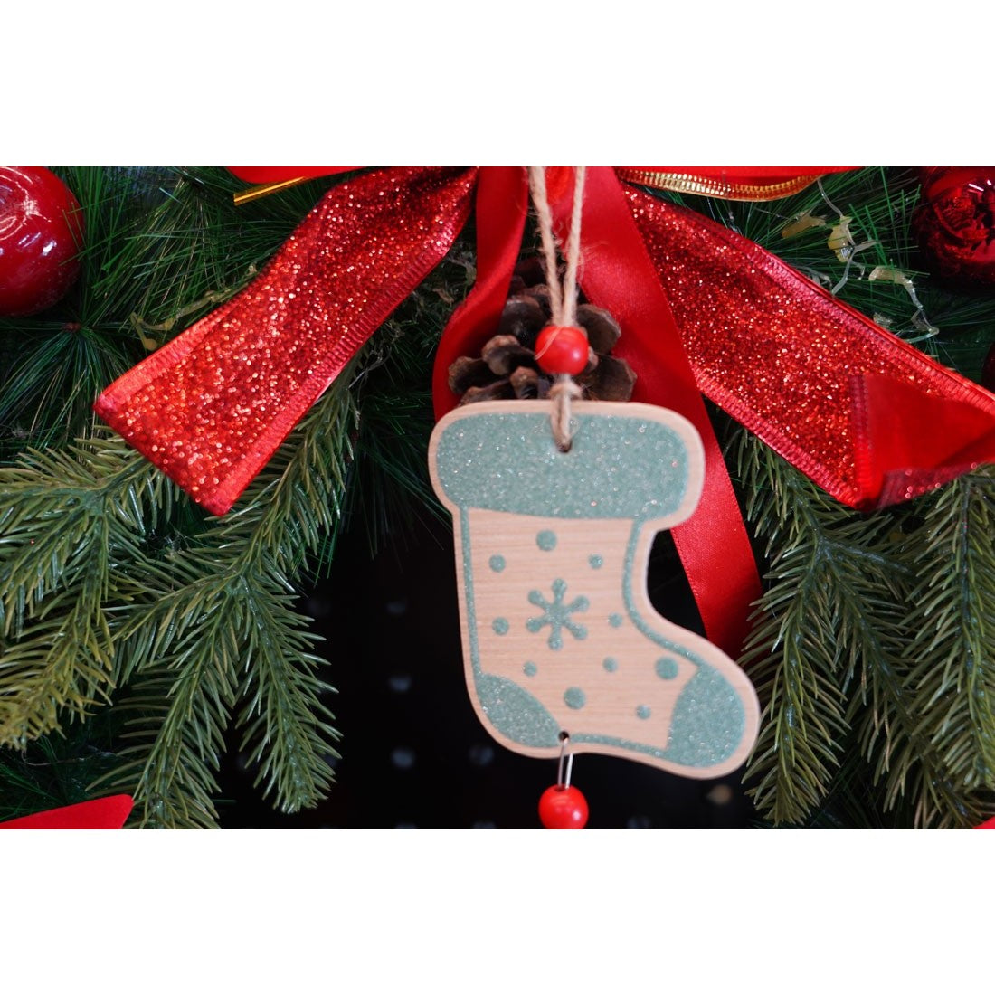 Ornament de brad ciorap cu clopotel, Flippy, multicolor, lemn, 17 cm - vivimall.ro