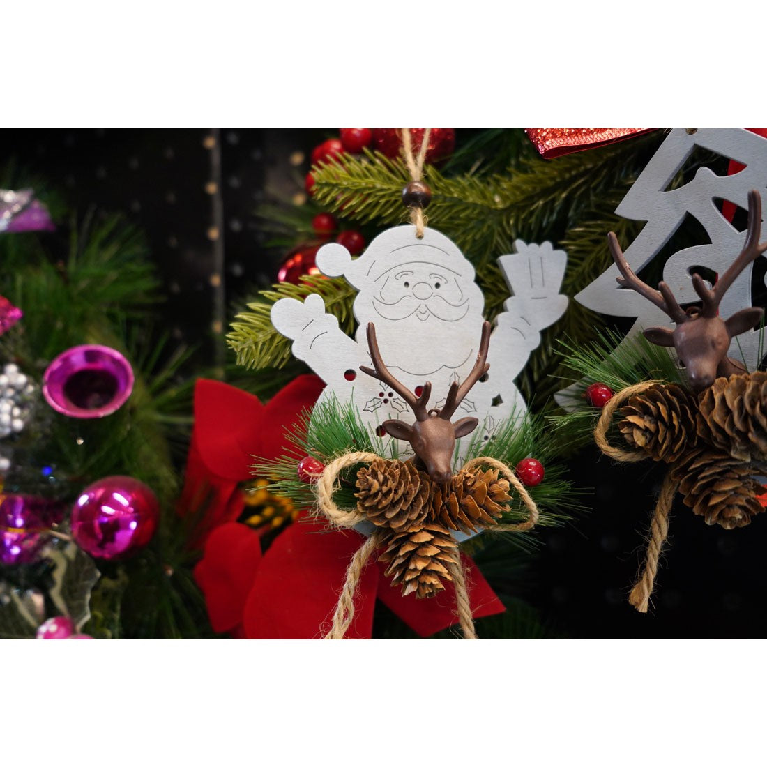 Ornament de brad Mos Craciun cu cerb, Flippy, multicolor, lemn, 18 cm - vivimall.ro