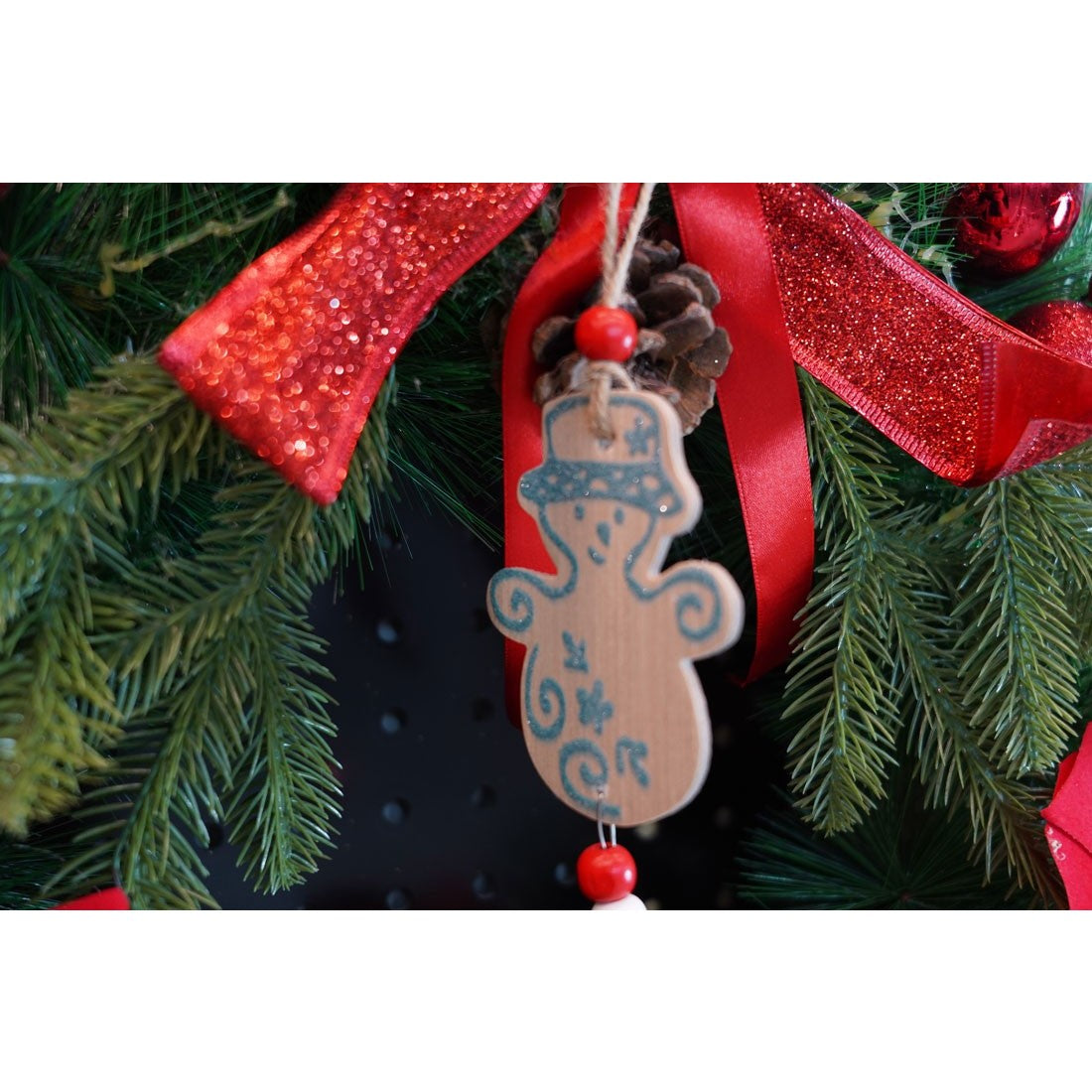 Ornament de brad om de zapada, Flippy, multicolor, lemn, 17 cm - vivimall.ro