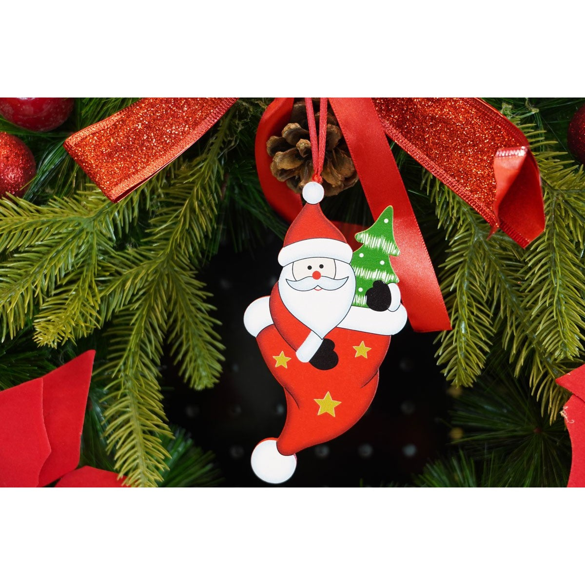 Ornament de brad om de zapada in ciorap, Flippy, rosu, lemn, 14 cm - vivimall.ro