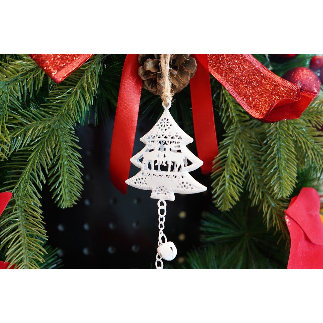 Ornament de brad trei pomi de craciun, Flippy, alb, metal, 30 cm - vivimall.ro