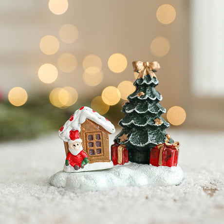 Ornament de Crăciun din rășină, model căsuță cu brad roșu-verde, vedere frontală, 6,5×6,5×4 cm