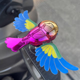 Ornament decorativ papagal iridescent multicolor pentru oglindă retrovizoare auto, detaliu aripi