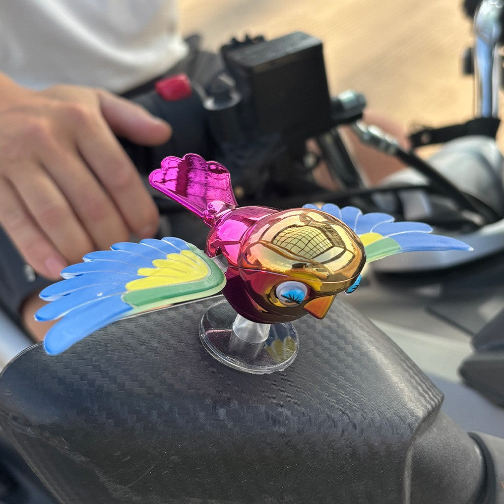 Detaliu finisaj iridescent curcubeu ornament pasăre zburătoare auto, plastic multicolor