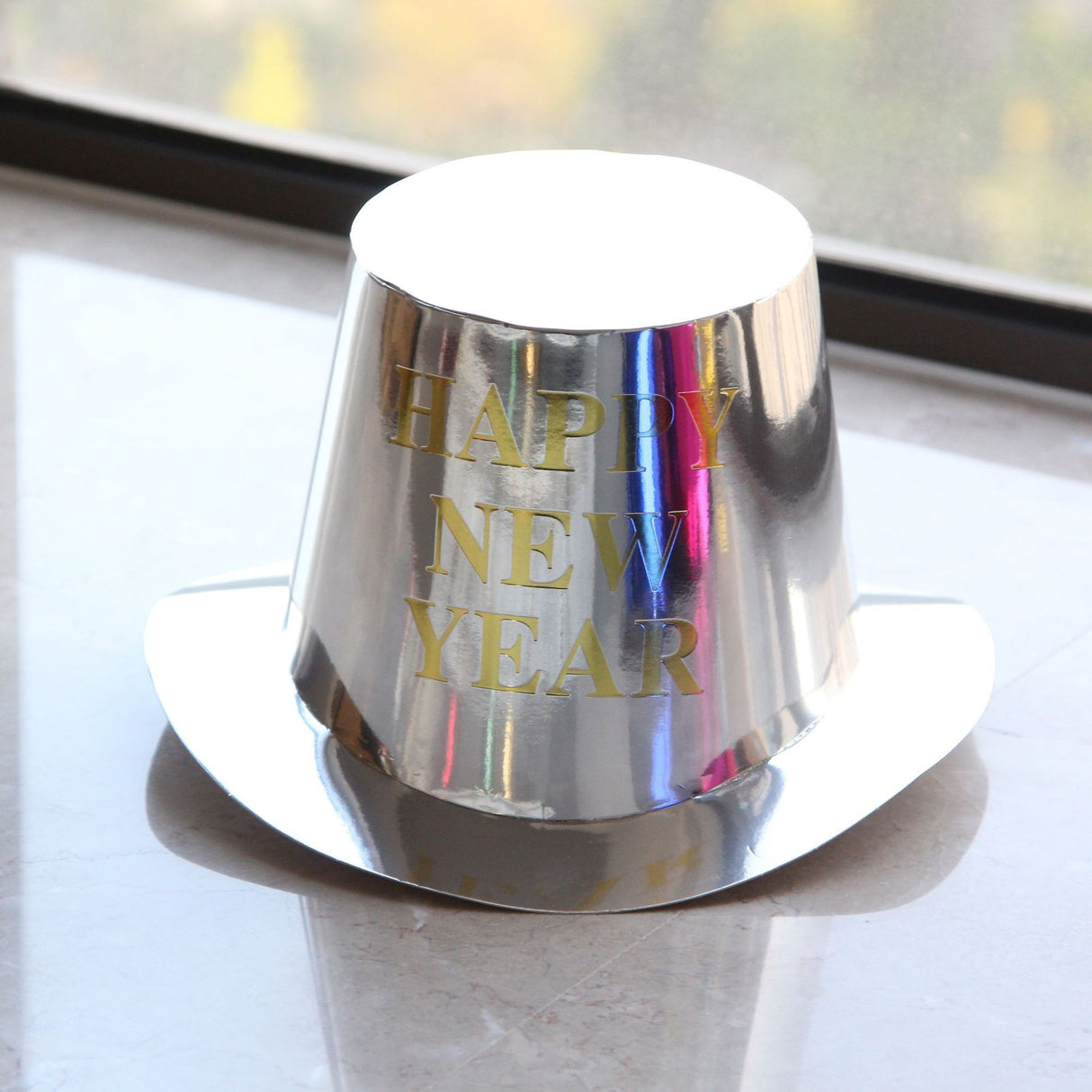 Palarie Happy New Year pentru Revelion, Flippy, Palarie Festiva de Anul Nou, Palarie Magica din Hartie, 29 x 25 x 15.5 cm, Colorata Sclipitor Argintiu - vivimall.ro