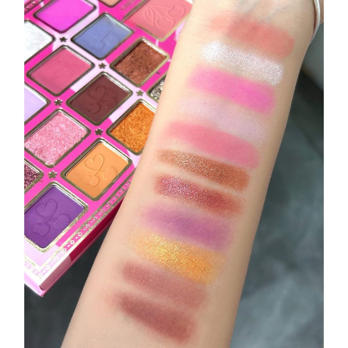 Paleta de Machiaj, KEVIN & COCO, Cherry Blossom. Fard de Pleoape, 19 culori, 19.2 x 12.8 x 1.4 cm - vivimall.ro