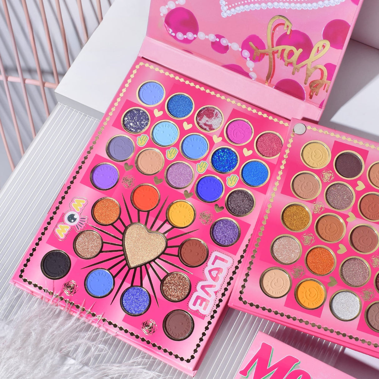 Trusa de Machiaj, KEVIN & COCO, Mean Girl Rose, Fard de Pleoape, Iluminator, Blush Cremos, 97 culori, 21 x 15.7 x 2.4 cm - vivimall.ro