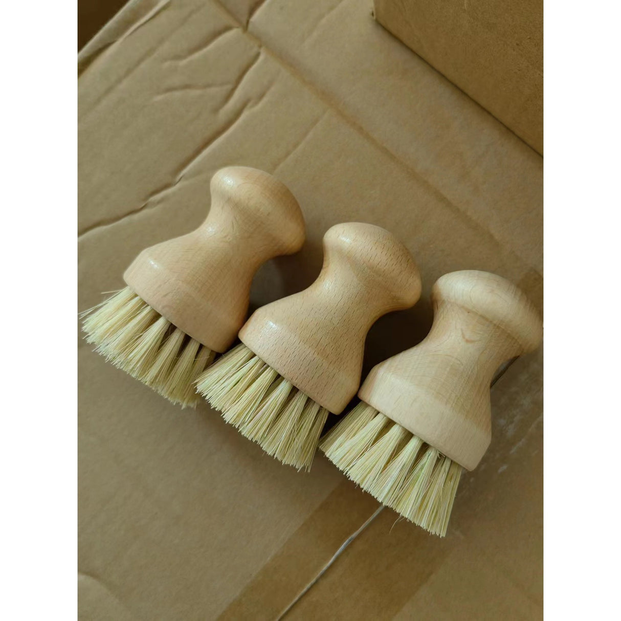 Perie de Curatat Vase si Alimente, Vivimall, din Lemn de Bambus, 8 x 5 cm, Perie din Sisal, Maro - vivimall.ro