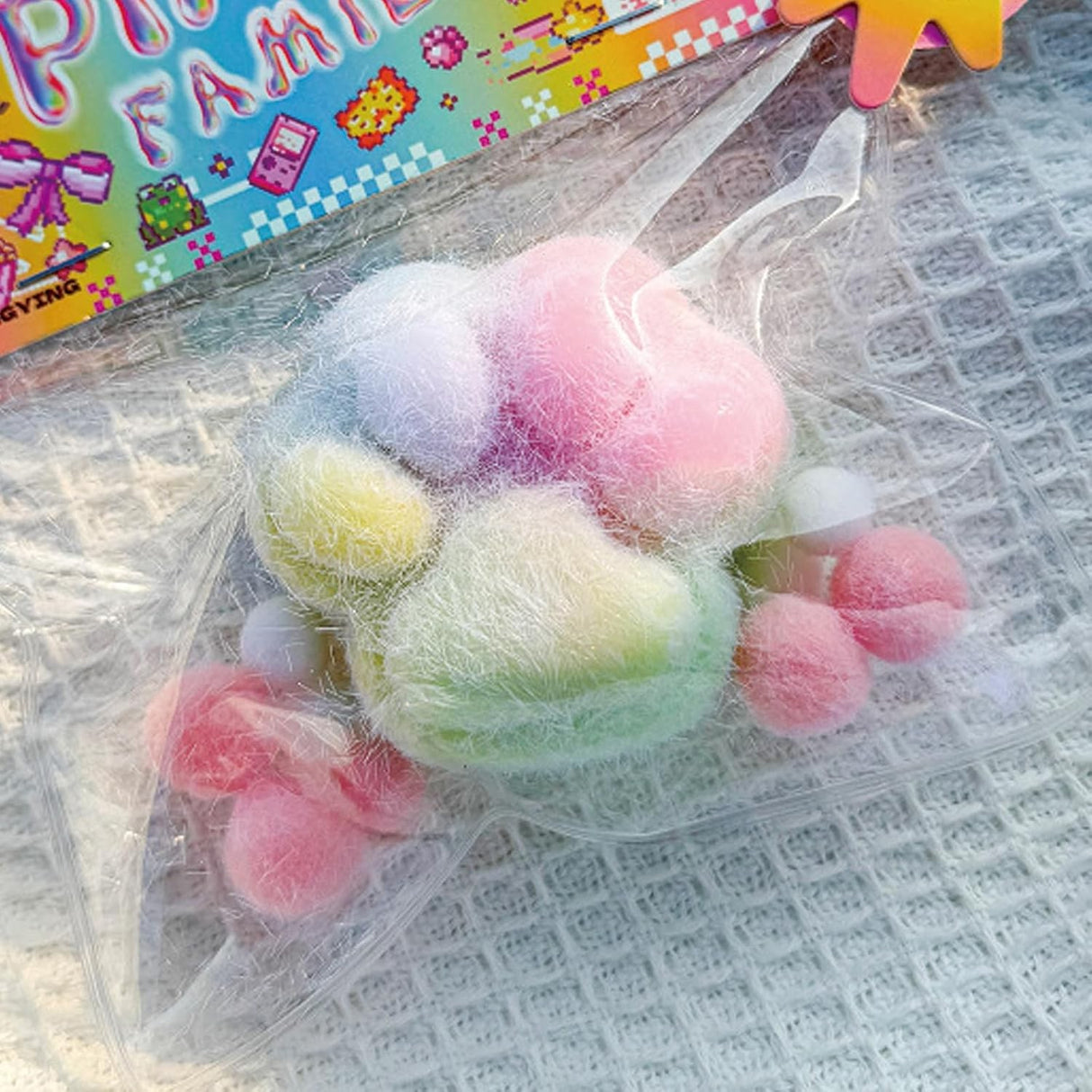 Jucarie Antistres Squishy, Vivimall, cu Revenire Lenta, Squeeze Pinch Family, Model Labuta de Pisica Pufoasa, 6x6 cm, 70g, Ambalaj Transparent, Multicolor - vivimall.ro