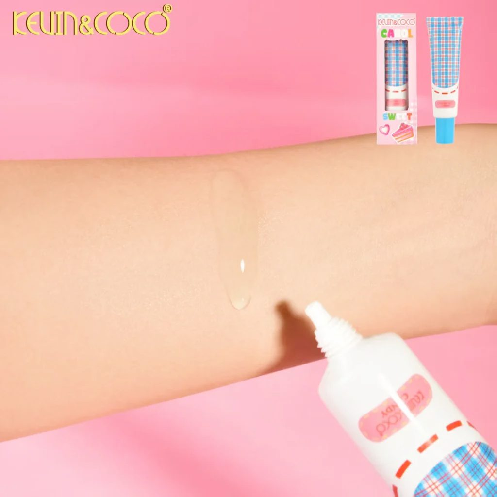 Detaliu textură fluid transparent primer Kevin & Coco Carol, formula hipoalergenică pentru ten