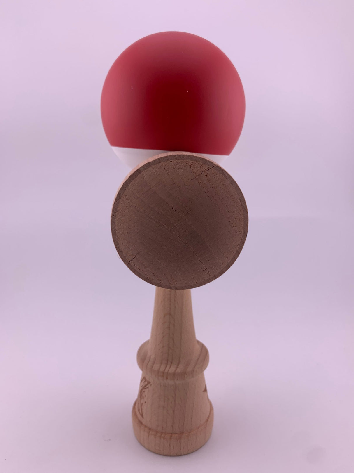 Kendama Flippy V3 roșu/alb cu ața de 62-65 cm desfășurată, vedere completă ansamblu