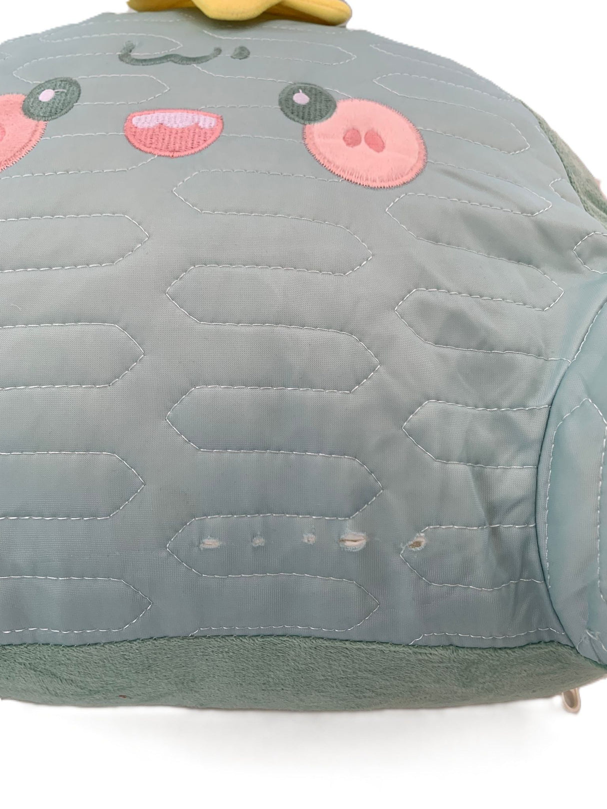 Pernă decorativă Flippy model dinozaur verde, utilizare spătar pat, vedere laterală