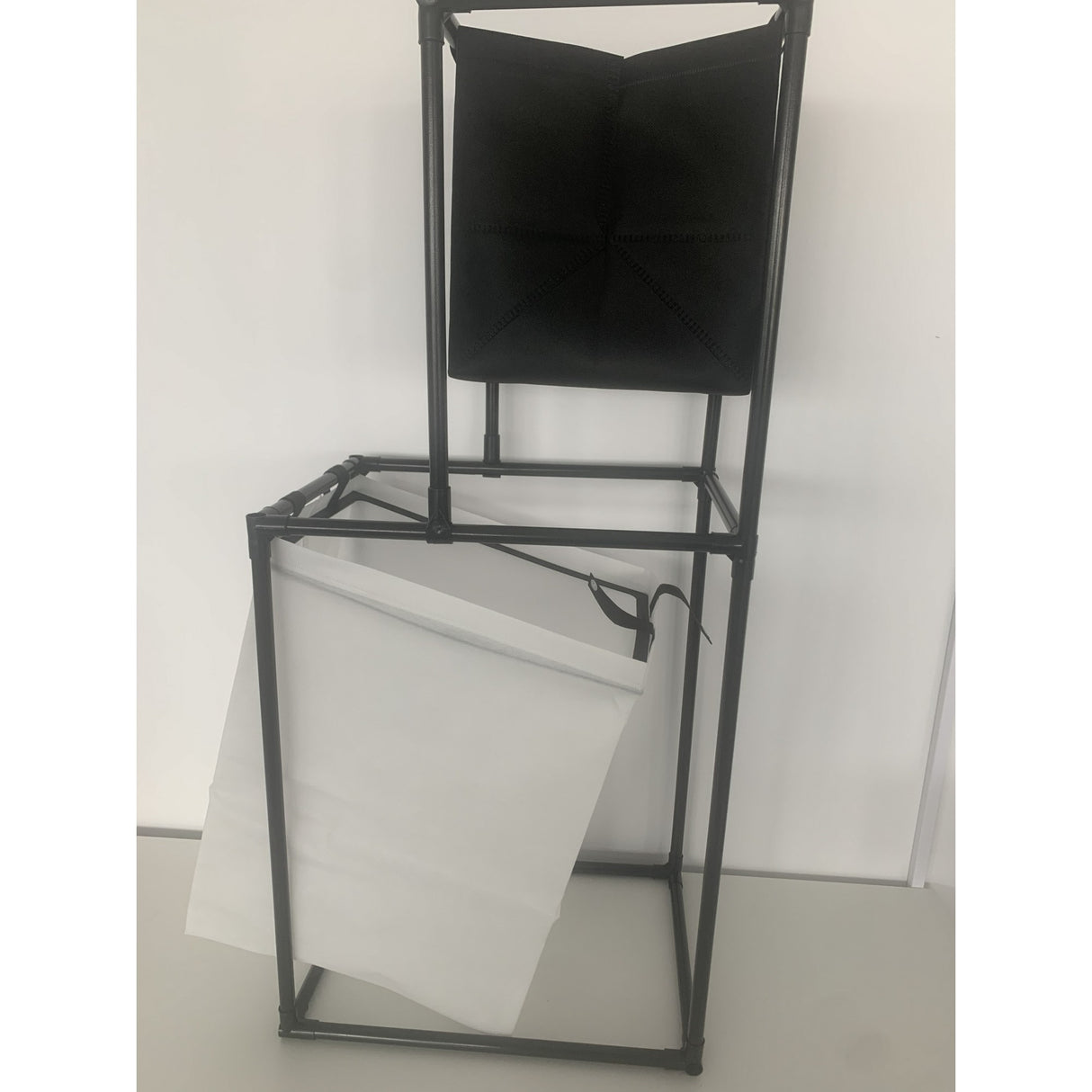 Coș rufe Flippy negru cu 2 coșuri suprapuse pe cadru inox, detaliu structură etaje