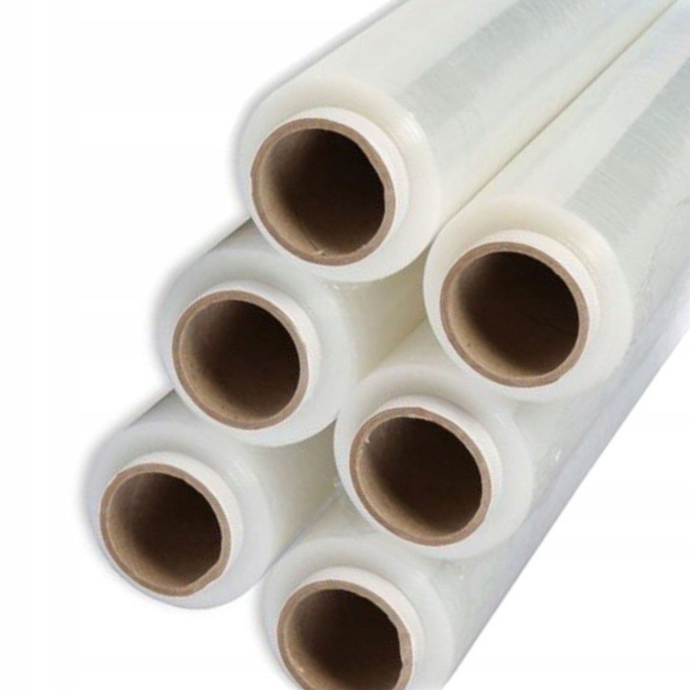Mână care desfășoară rola de folie stretch manuală, demonstrație aplicare silențioasă