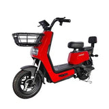 Scuter electric KG 500W roșu în utilizare urbană, design compact 1530x400x850mm, viteză 25 km/h