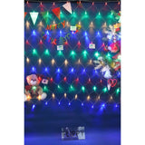 Detaliu plasă luminoasă Flippy multicolor cu fir transparent și LED-uri, vedere apropiată