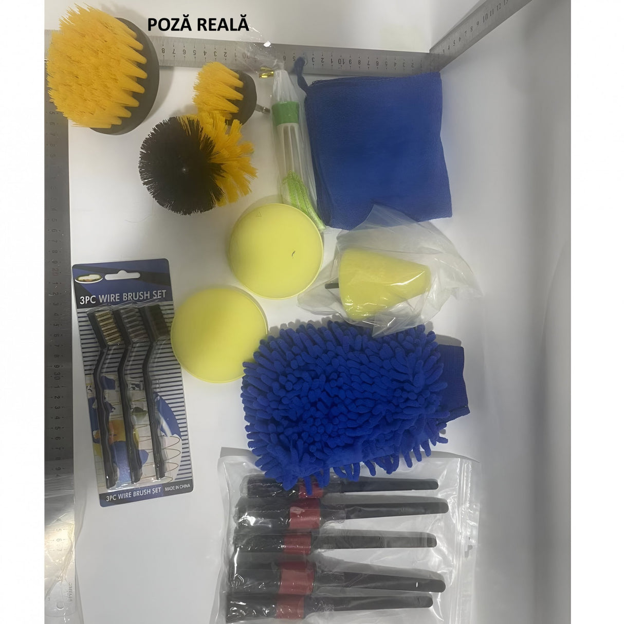Cele 4 capete pentru bormaşină din setul de curățare auto, detaliu material plastic și burete