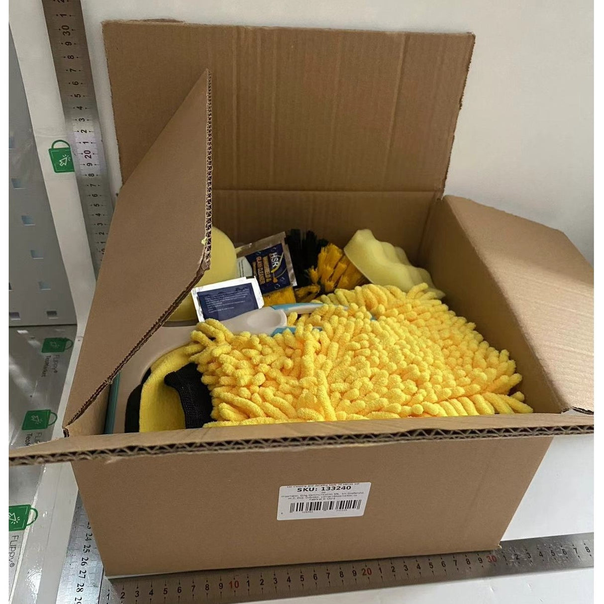 Set 26 Accesorii pentru Curatare Auto, Vivimall, din PP si Microfibra, Interior/Exterior, 30.5 x 27.5 x 16 cm, Galben/Negru - vivimall.ro